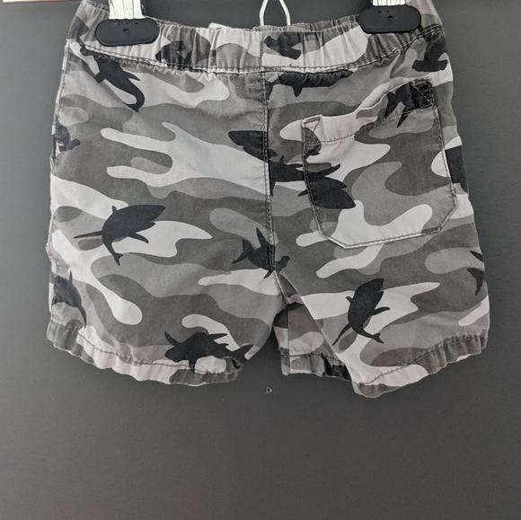Gray and black camo shark print shorts - Picture 2 of 3